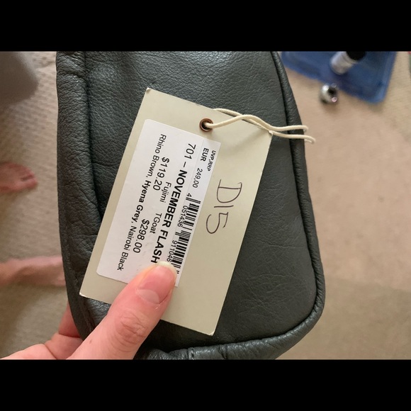 Leather and fur medium size with front pouch. Brand new - Picture 3 of 3